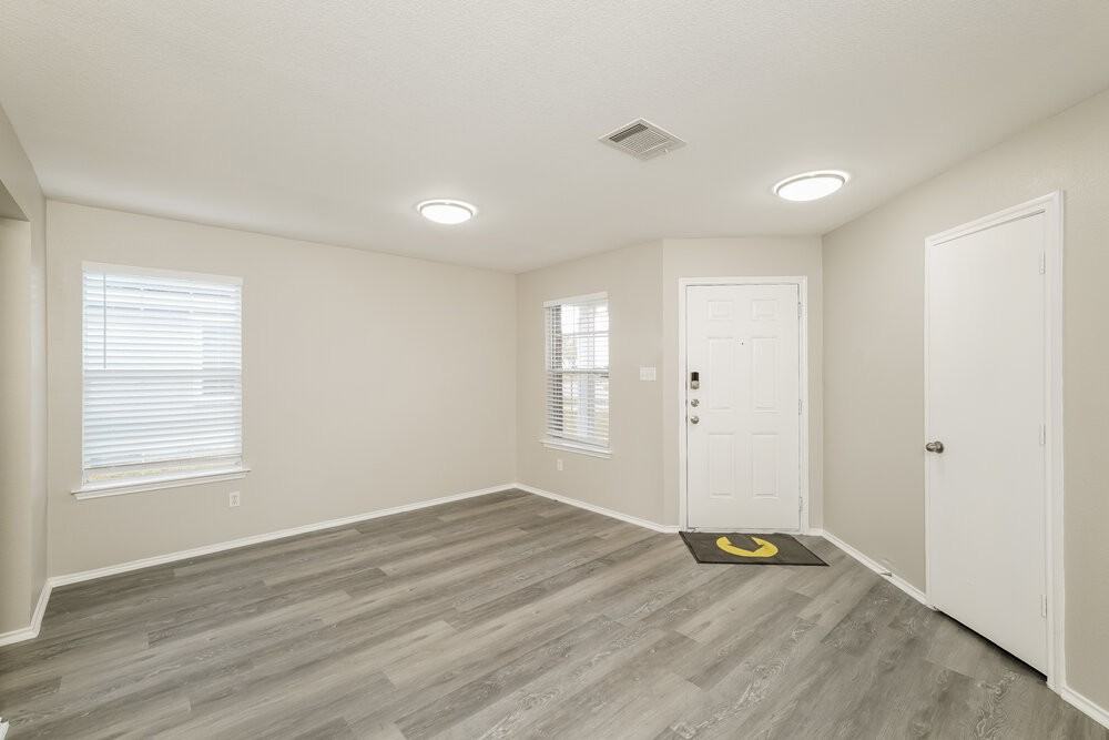 411 Saul St - Photo 4 of 16