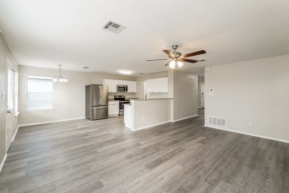 411 Saul St - Photo 5 of 16