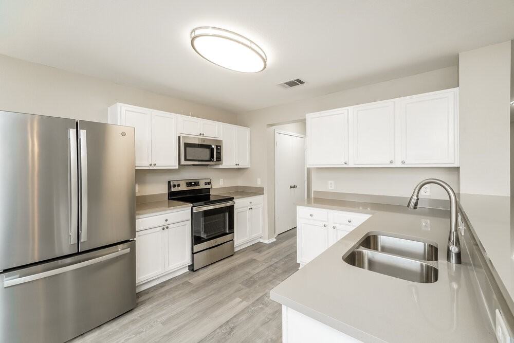 411 Saul St - Photo 6 of 16