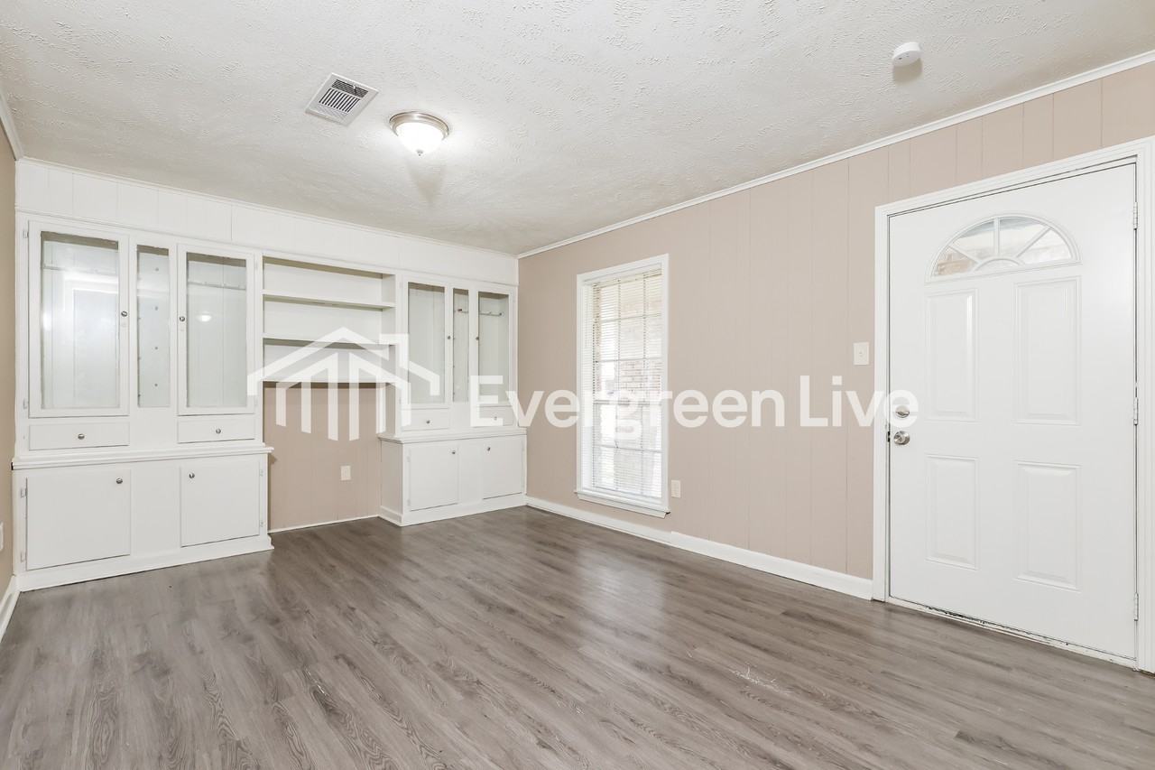 2839 Teasley Dr - Photo 3 of 15
