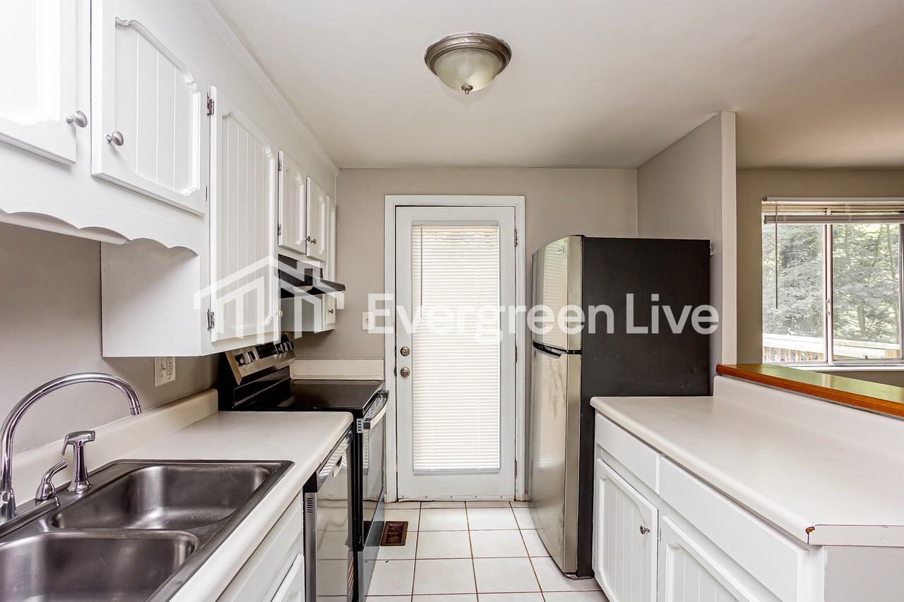2122 Kingstree Cir - Photo 2 of 10