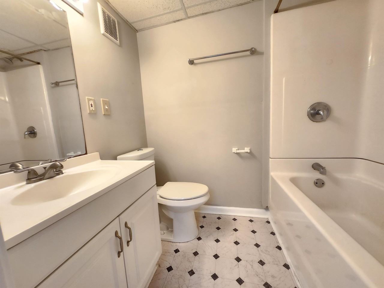 1206 Francis St Nw #4 - Photo 4 of 10