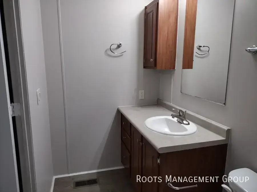 2433 Beverly Blvd - Photo 7 of 8