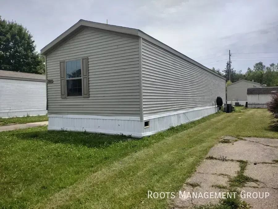 2322 Cascade Ave - Photo 2 of 9