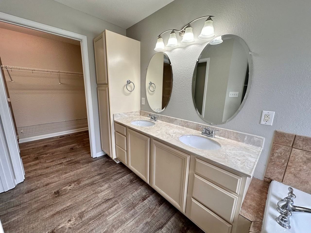 Fox Springs Condos - Photo 5 of 11