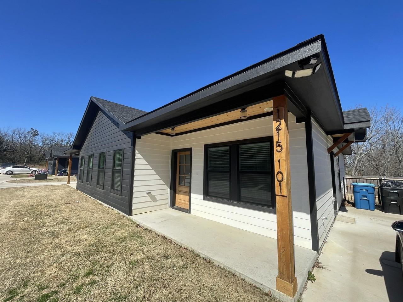 1215 Oak Dr #101