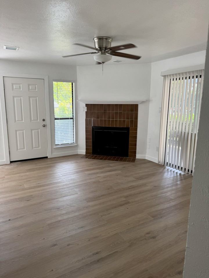 5418 Lakeview Pkwy - Photo 2 of 10