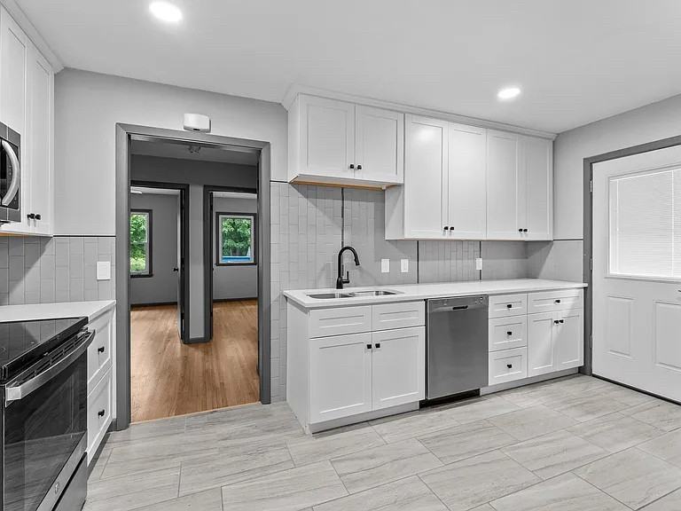 5146 Vincent Ave N - Photo 3 of 24