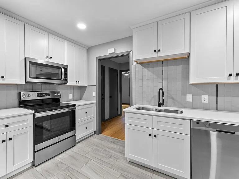 5146 Vincent Ave N - Photo 4 of 24