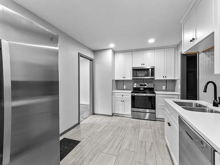 5146 Vincent Ave N - Photo 5 of 24