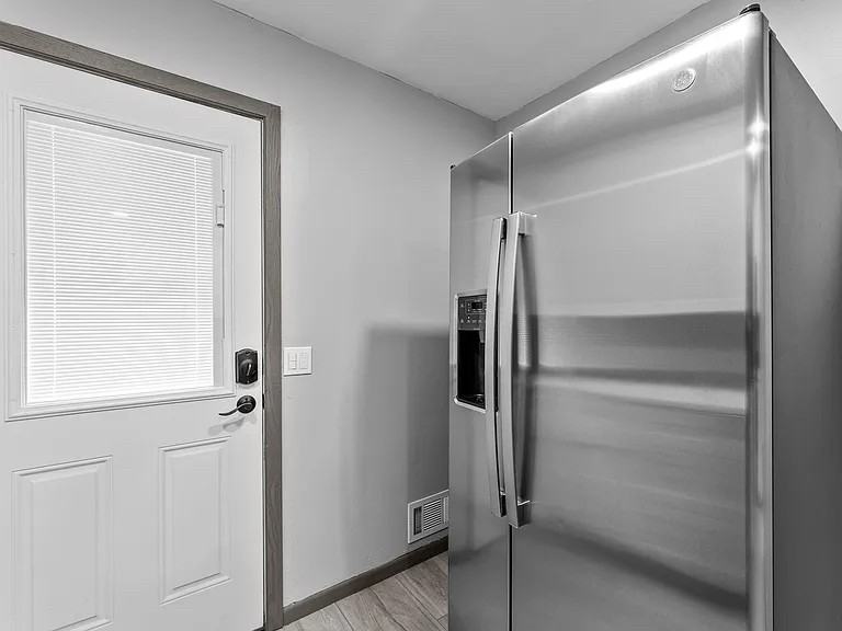 5146 Vincent Ave N - Photo 6 of 24