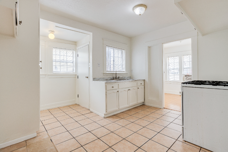 1050 Orange Ave - Photo 7 of 9