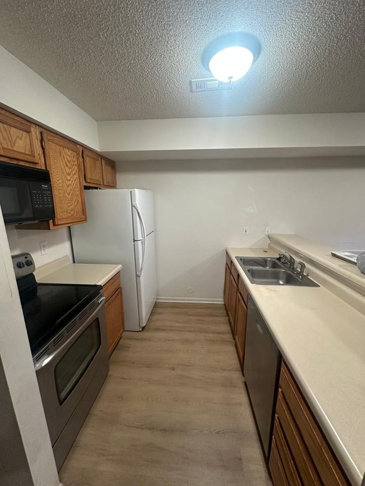 1604 Radcliffe Dr #1606 - Photo 3 of 17