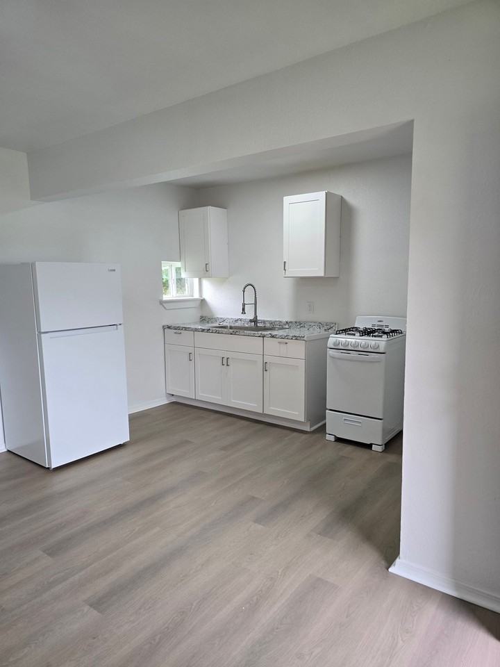 301 E Main St #6 - Photo 6 of 9