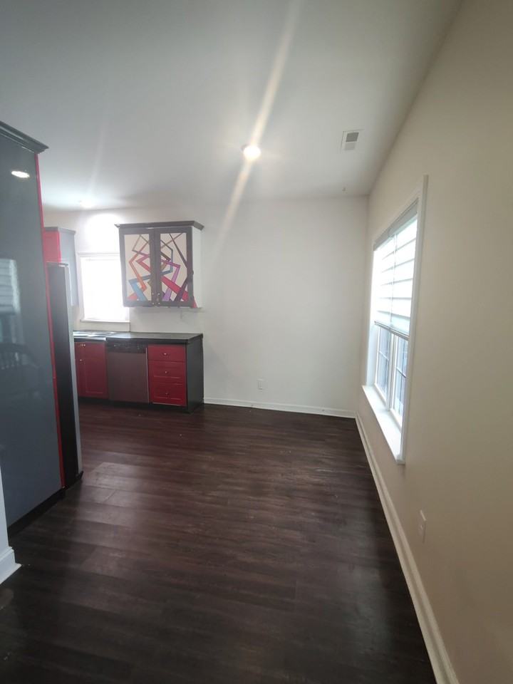 372 Dwight St - Photo 4 of 20