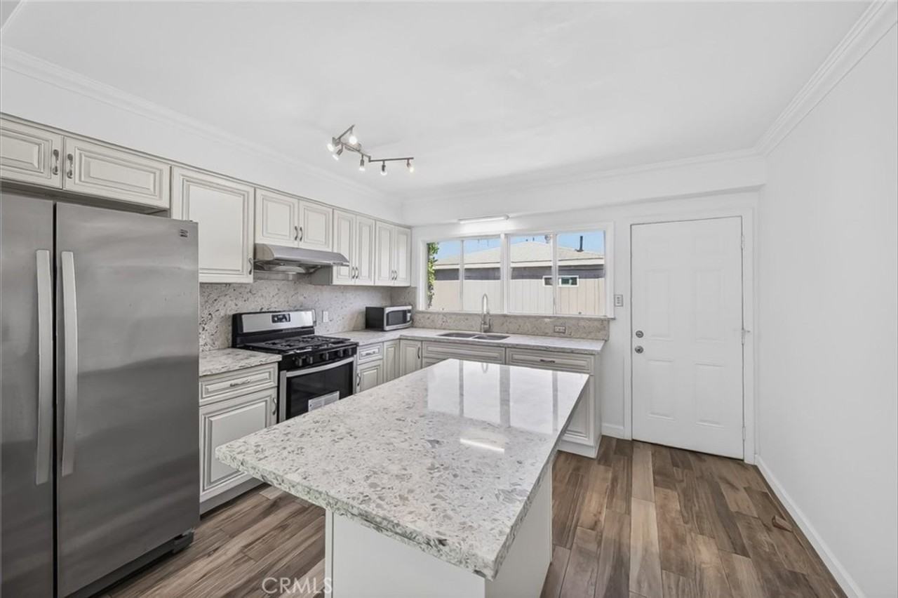 637 W Fernfield Dr - Photo 3 of 13