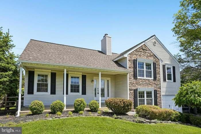 247 Winchester Dr - Photo 2 of 18