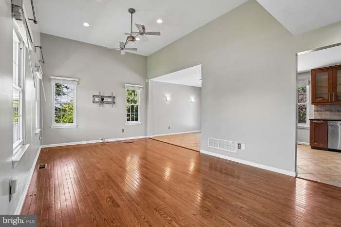 247 Winchester Dr - Photo 4 of 18
