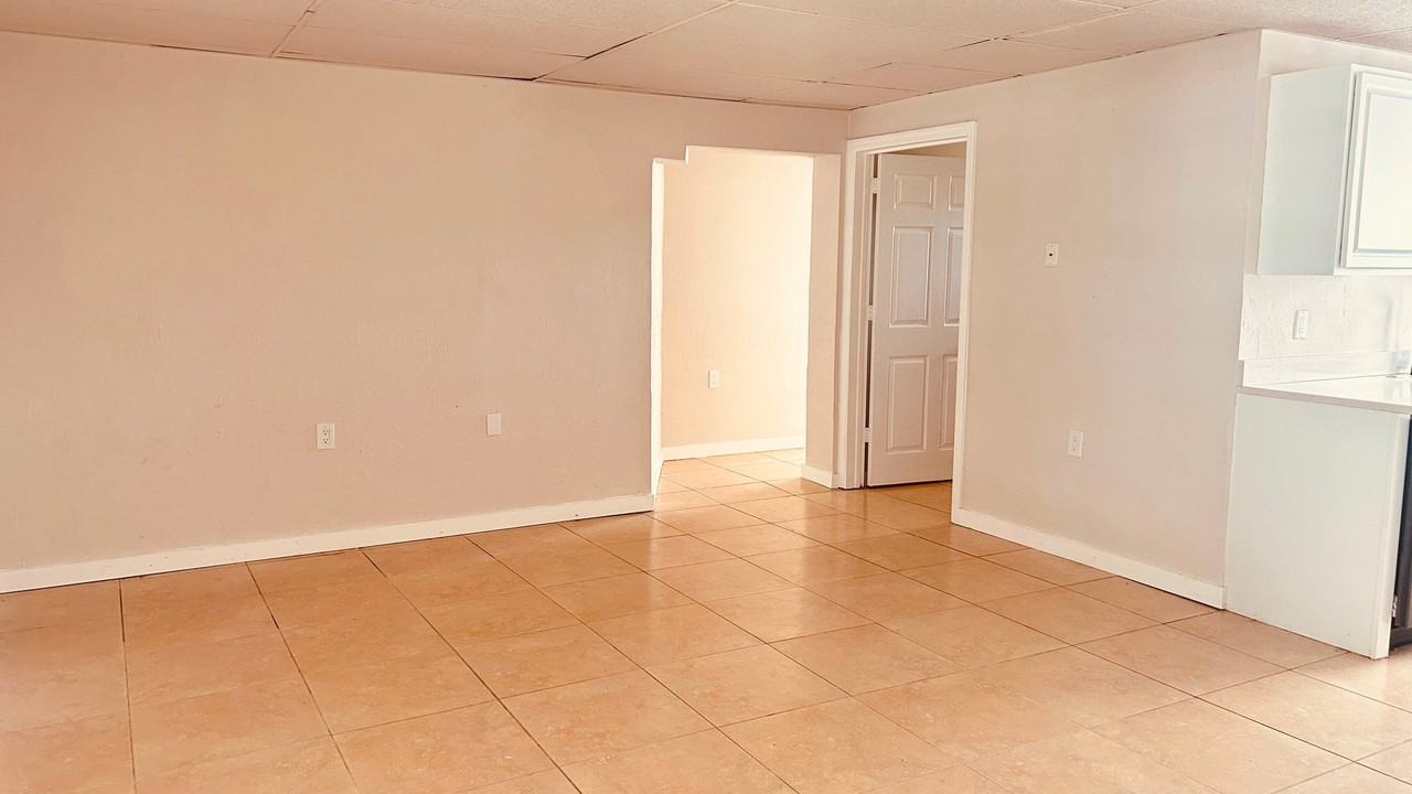 2084 Monroe Ave #B - Photo 4 of 11