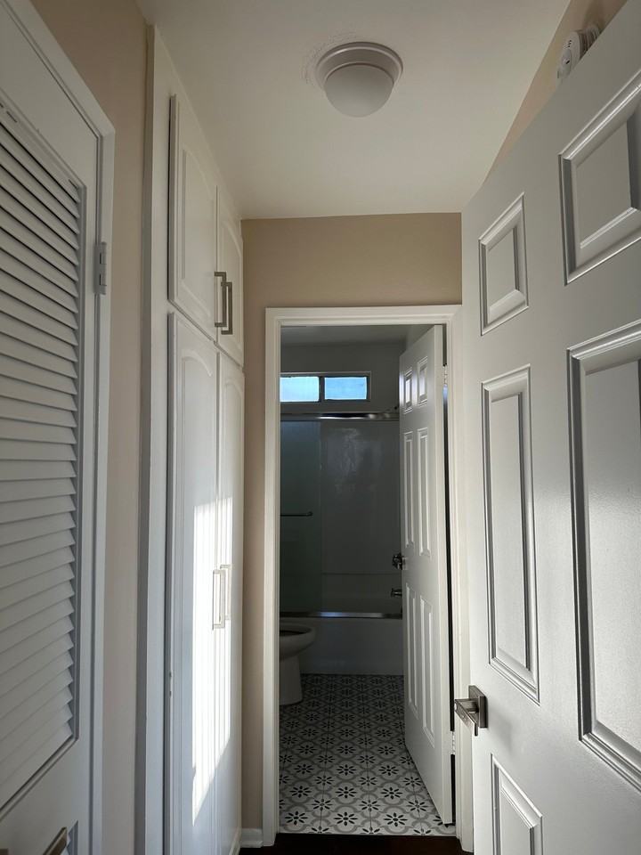 721 W 30th St #12 - Photo 2 of 10