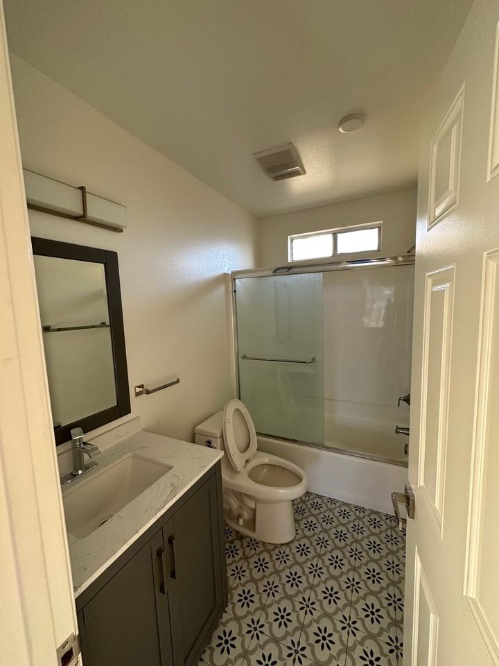 721 W 30th St #12 - Photo 4 of 10