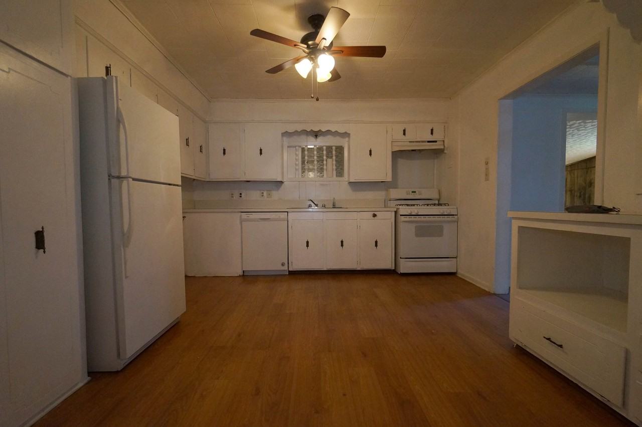 301 Hill Side St - Photo 6 of 10