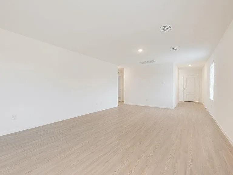 1838 Sanderling St - Photo 4 of 12