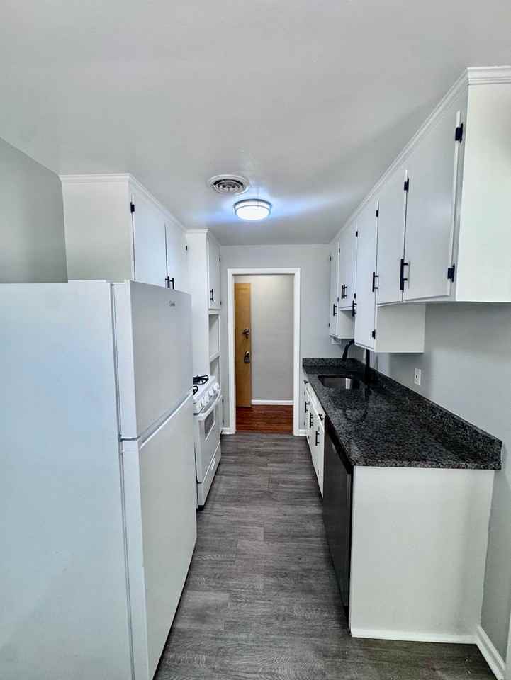 885 S Green Rd #4 - Photo 4 of 8