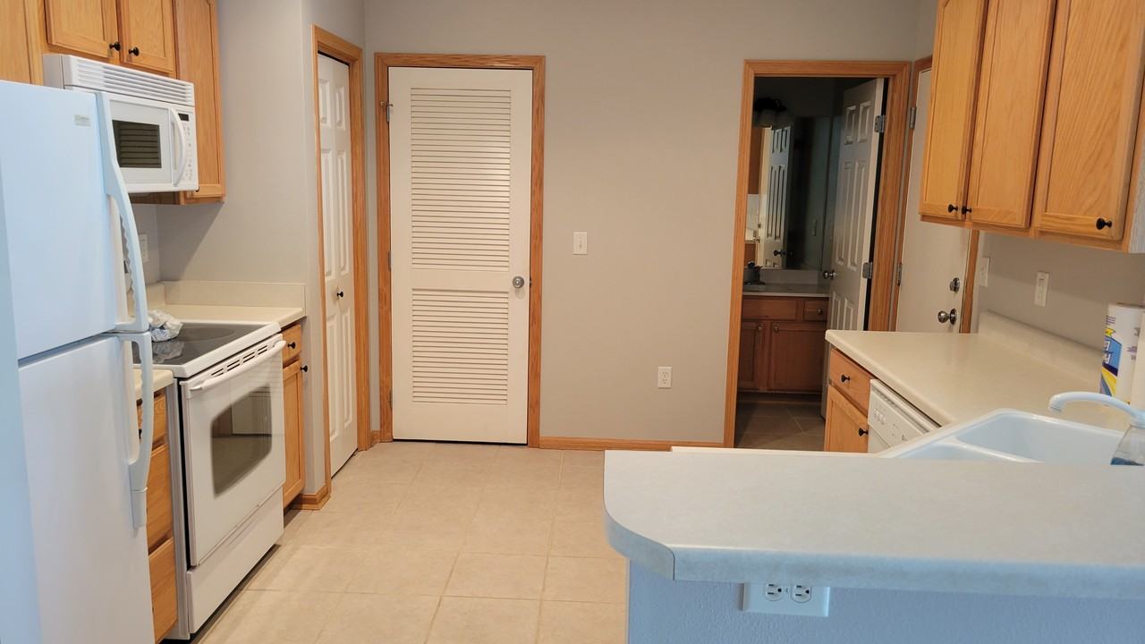1003 Ne Greenview Dr - Photo 3 of 11