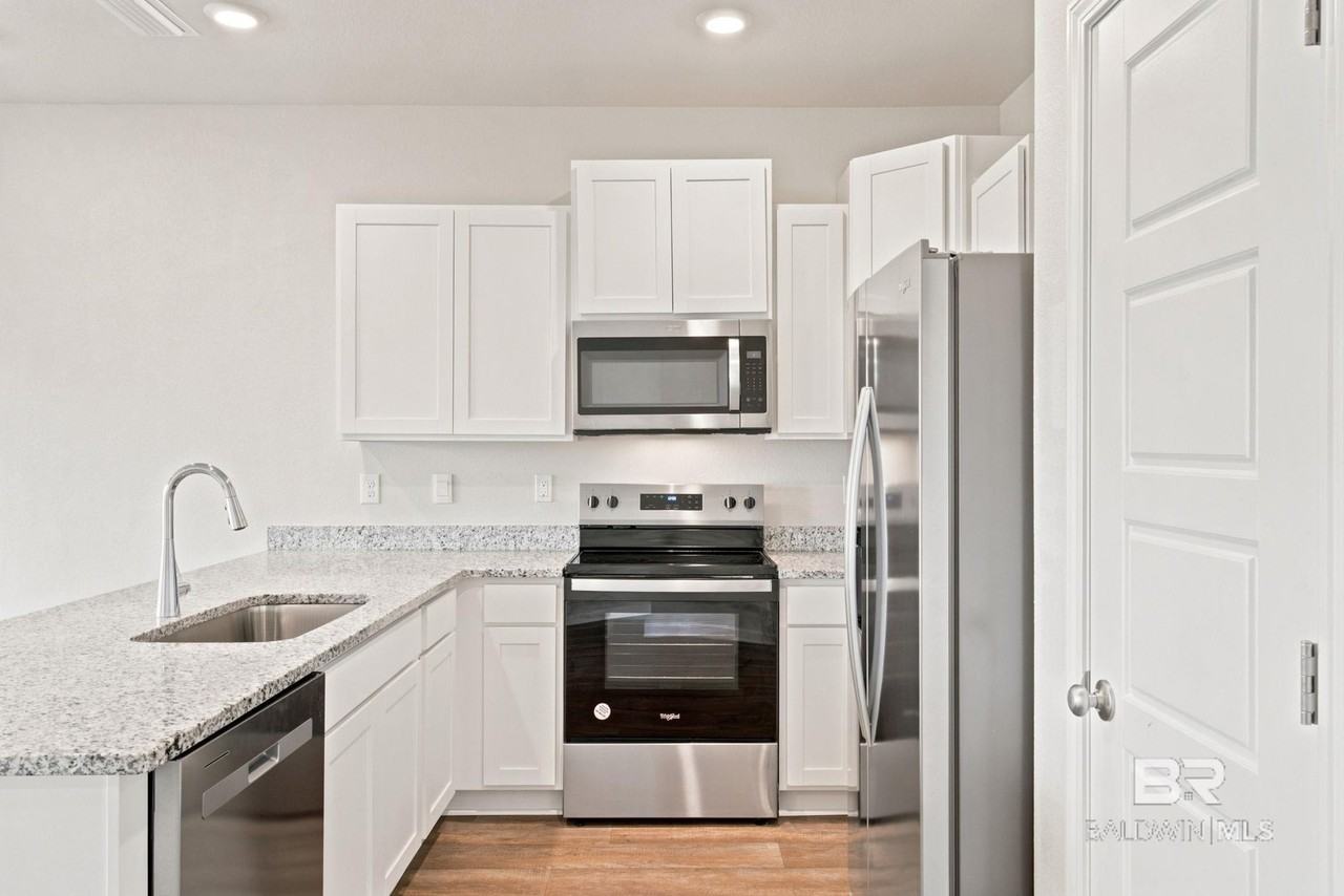 12843 Philadelphia Blvd - Photo 6 of 32