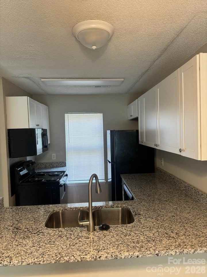 3912 Briarhill Dr - Photo 2 of 10