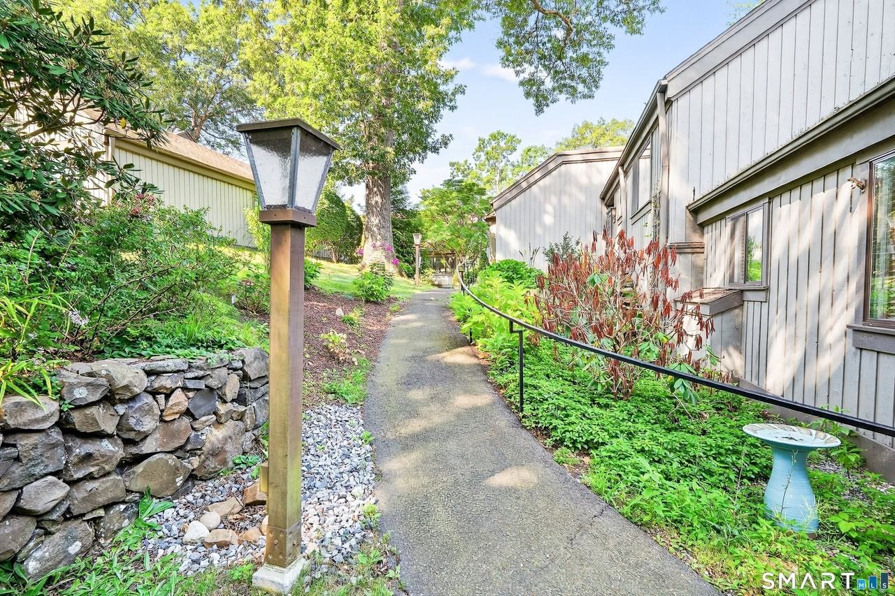 401 Heritage Vlg #B - Photo 2 of 34
