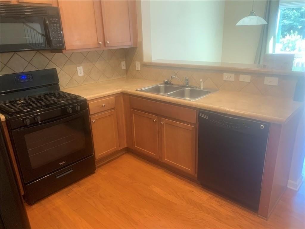 121 Creekwood Trl - Photo 2 of 17