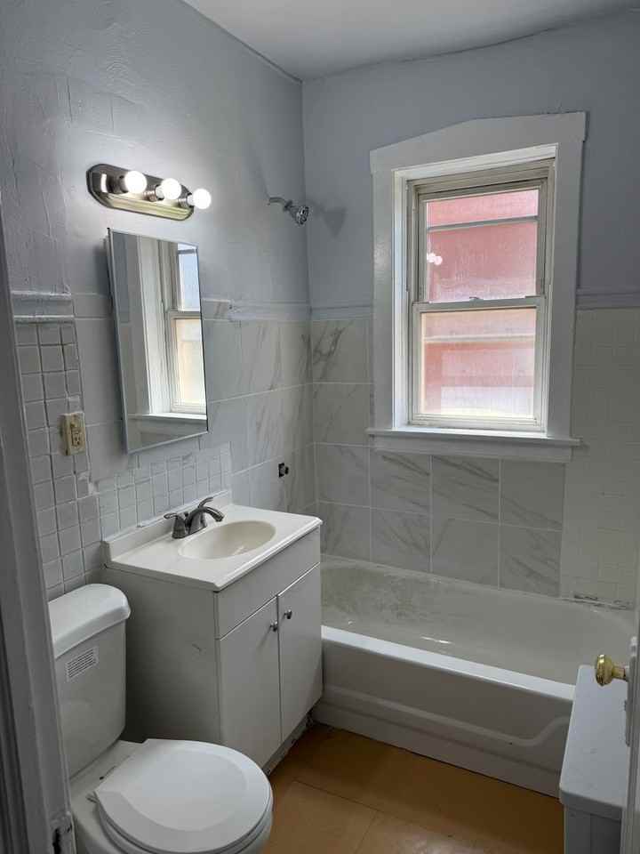SPACIOUS 2 BEDROOM APARTMENTS AVAILABLE - Photo 5 of 12