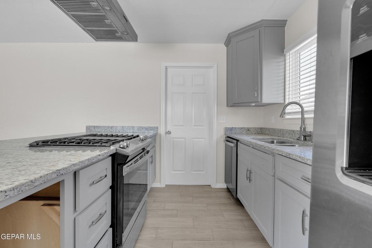 10516 Cuesta Brava Ln - Photo 7 of 35