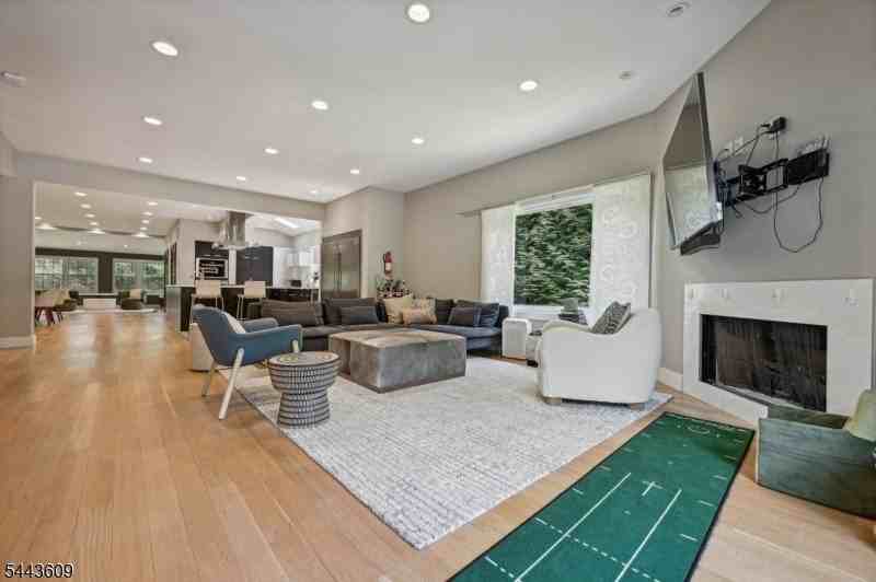 63 E Cedar St - Photo 7 of 33