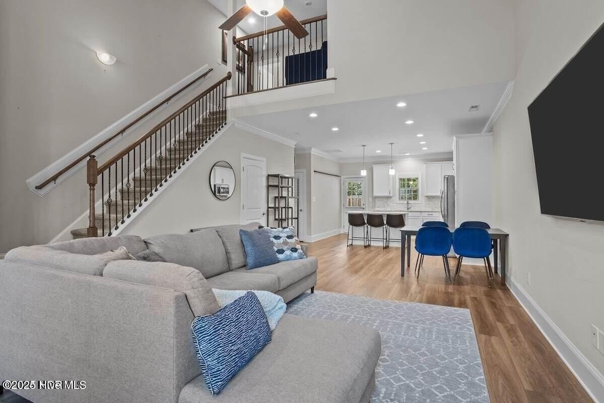 127 Lark Dr - Photo 2 of 32