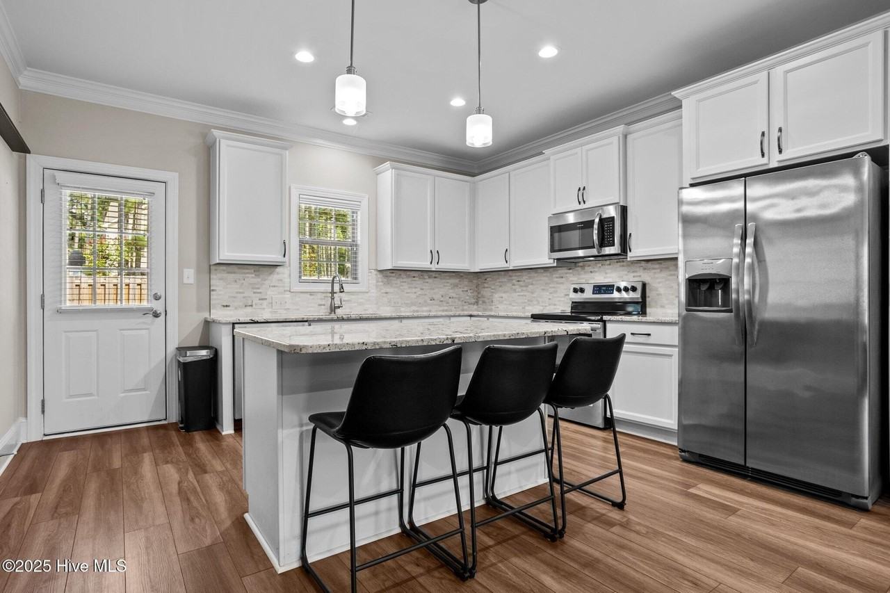 127 Lark Dr - Photo 3 of 32