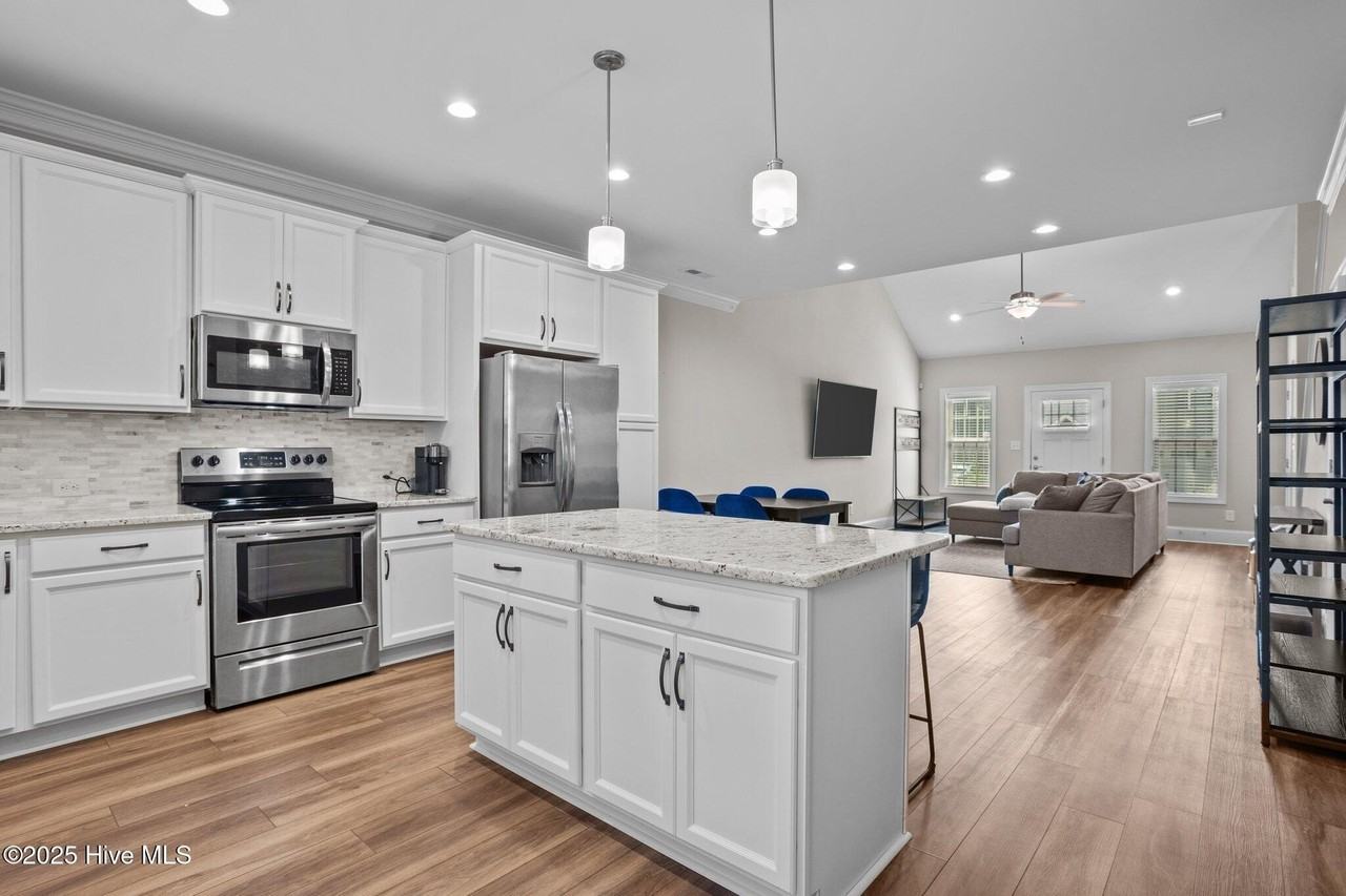 127 Lark Dr - Photo 4 of 32