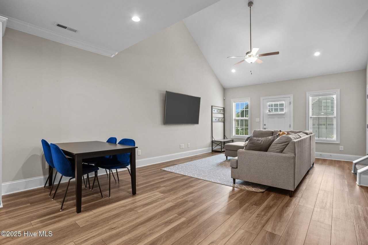 127 Lark Dr - Photo 5 of 32