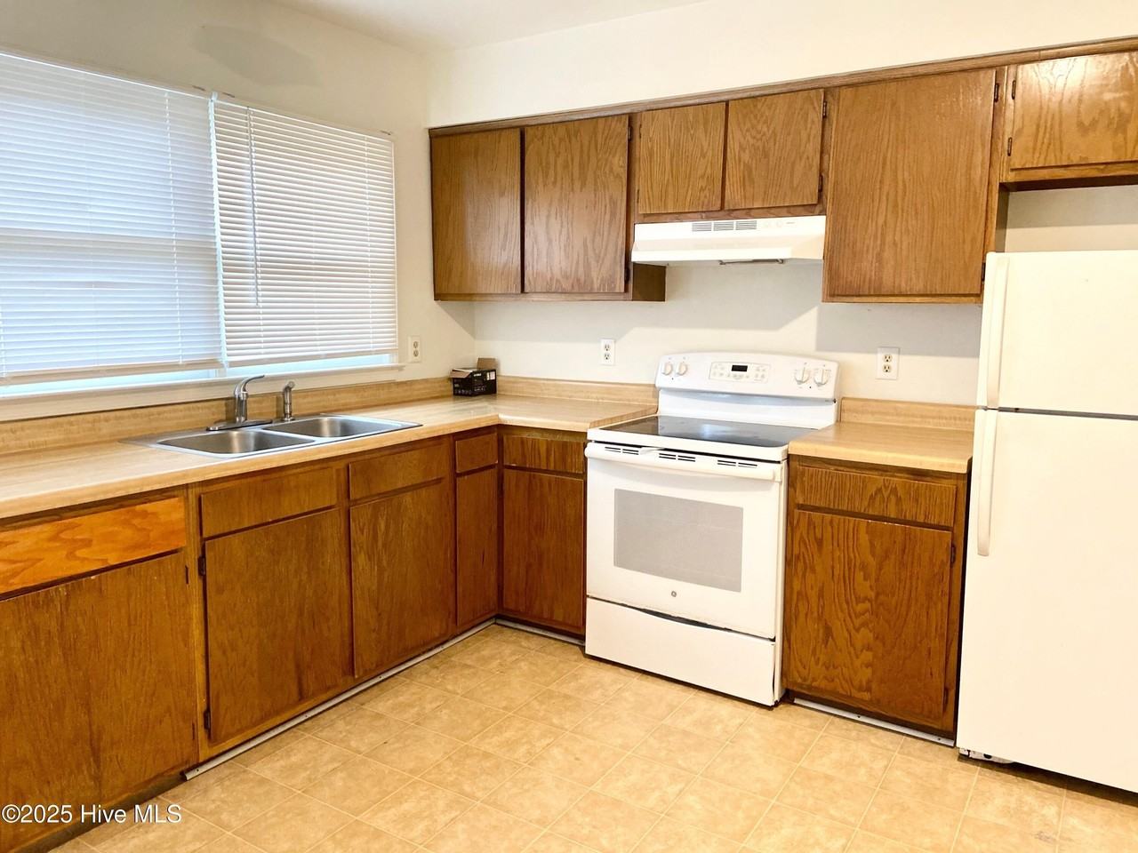 606 W Church St - Photo 2 of 5