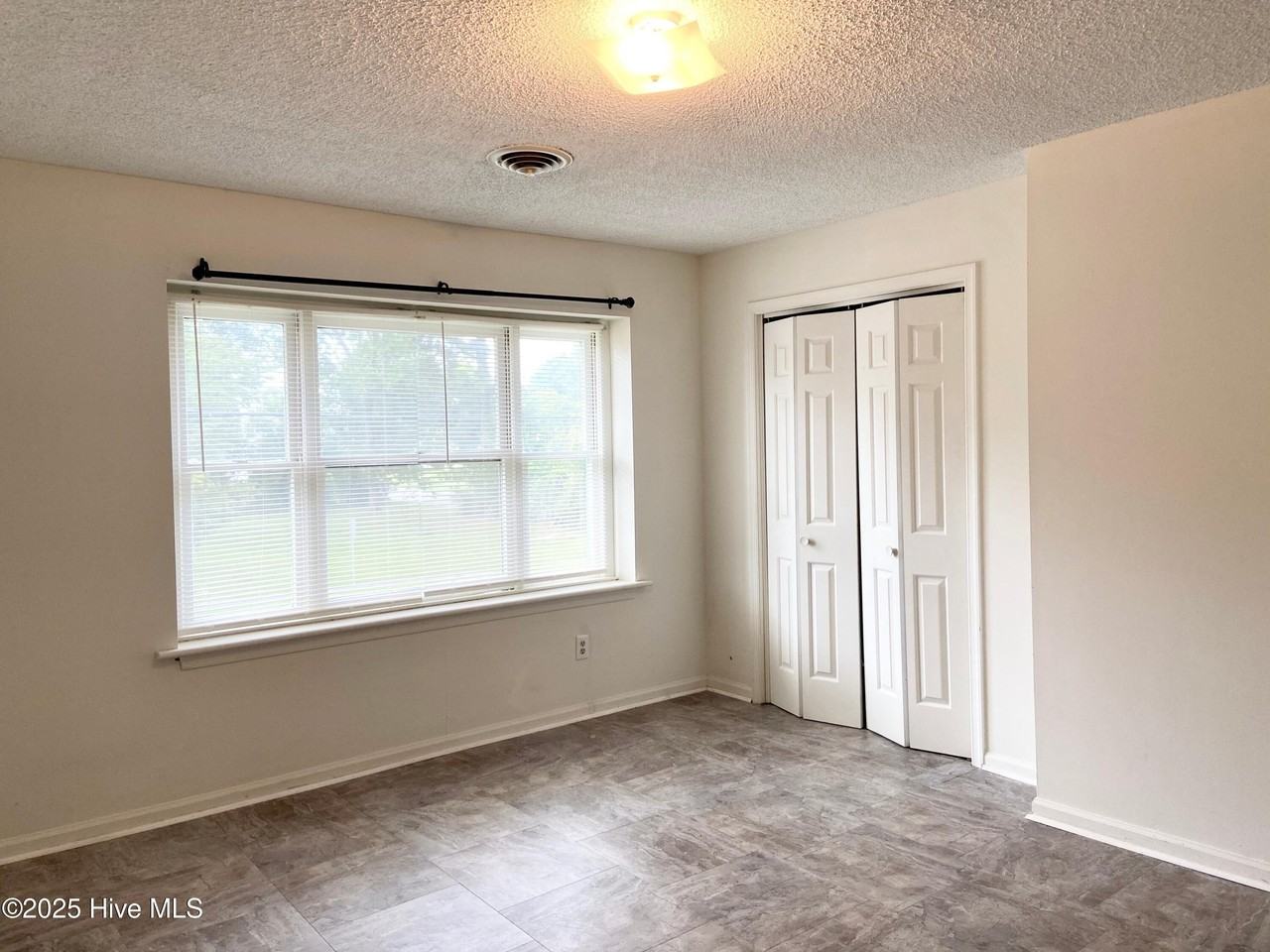 606 W Church St - Photo 4 of 5