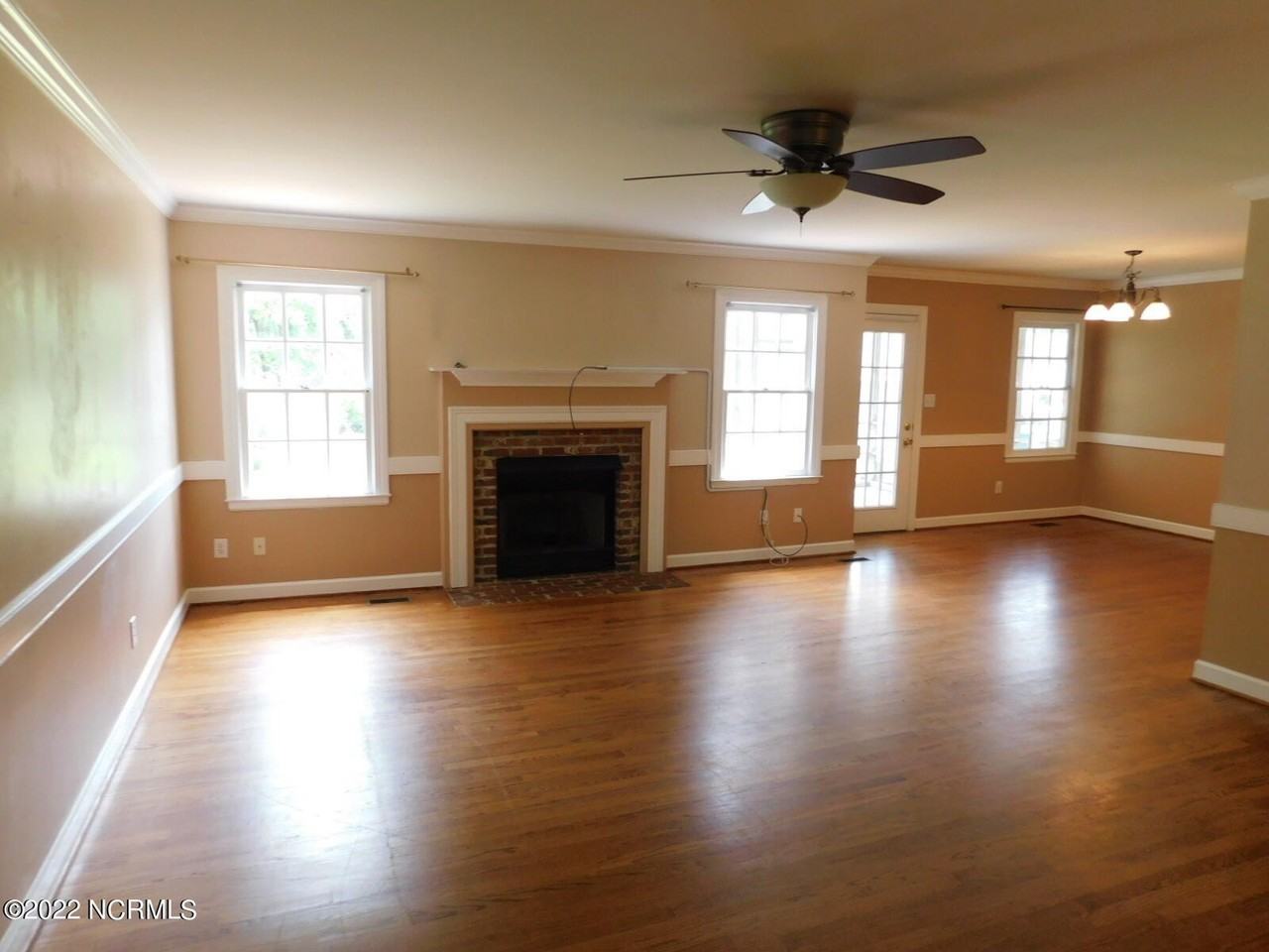 2903 Mandy Ln - Photo 4 of 26