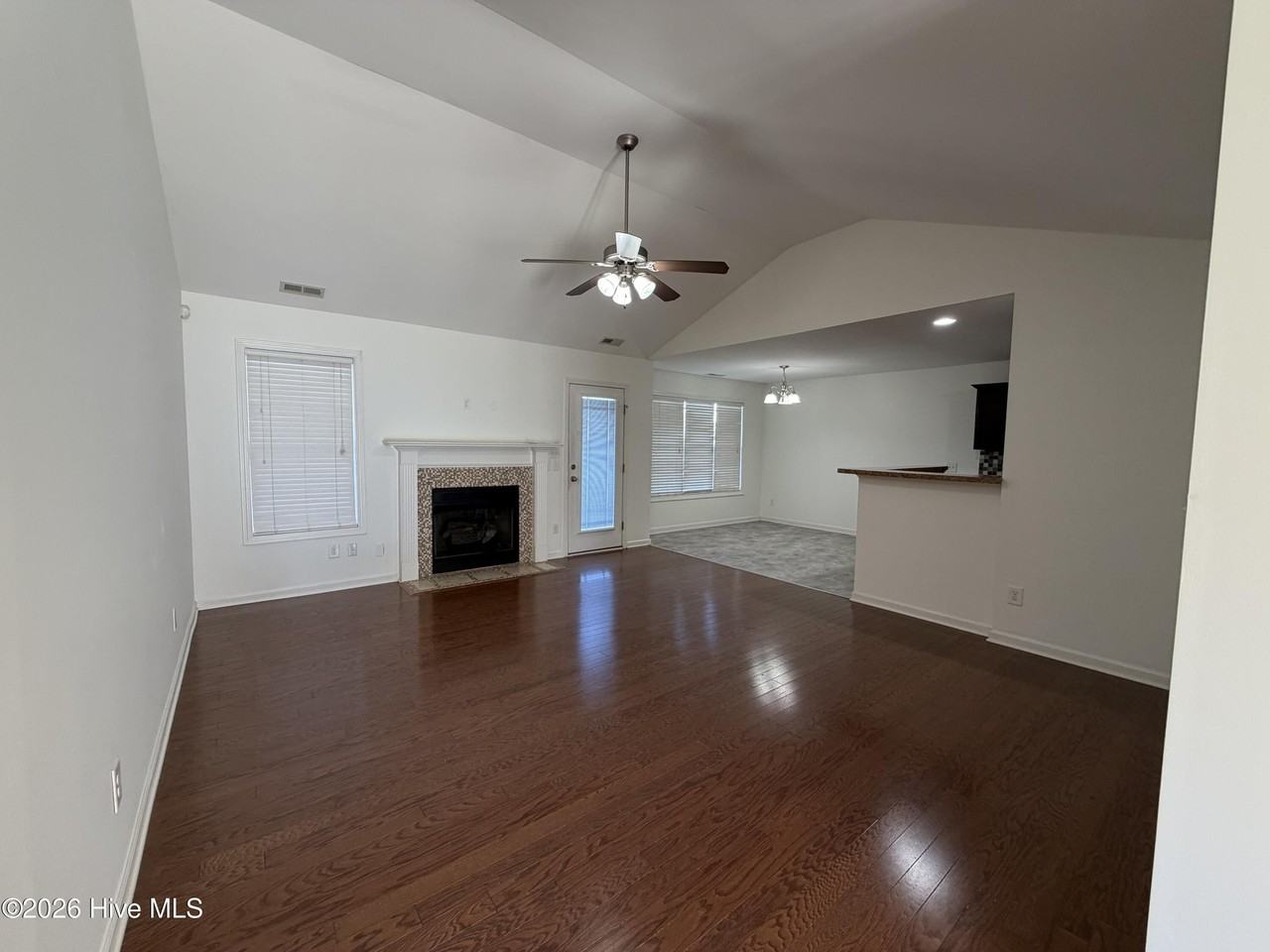 915 Dynamo Ln - Photo 3 of 20