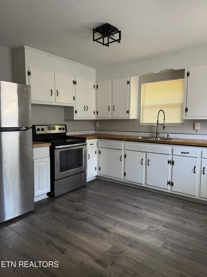 1712 Hillwood Dr - Photo 2 of 11