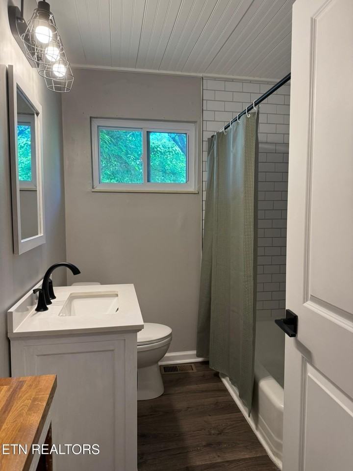 1712 Hillwood Dr - Photo 3 of 11