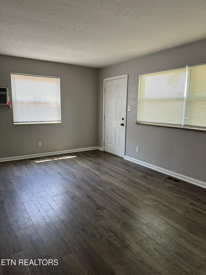 1712 Hillwood Dr - Photo 4 of 11