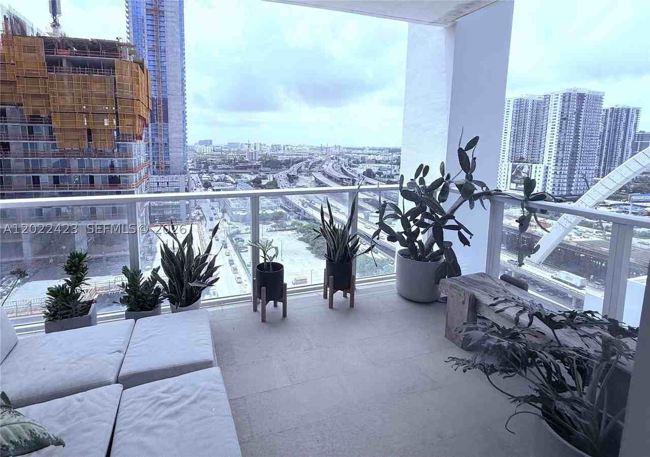 1040 Biscayne Blvd #1606 - Photo 2 of 15