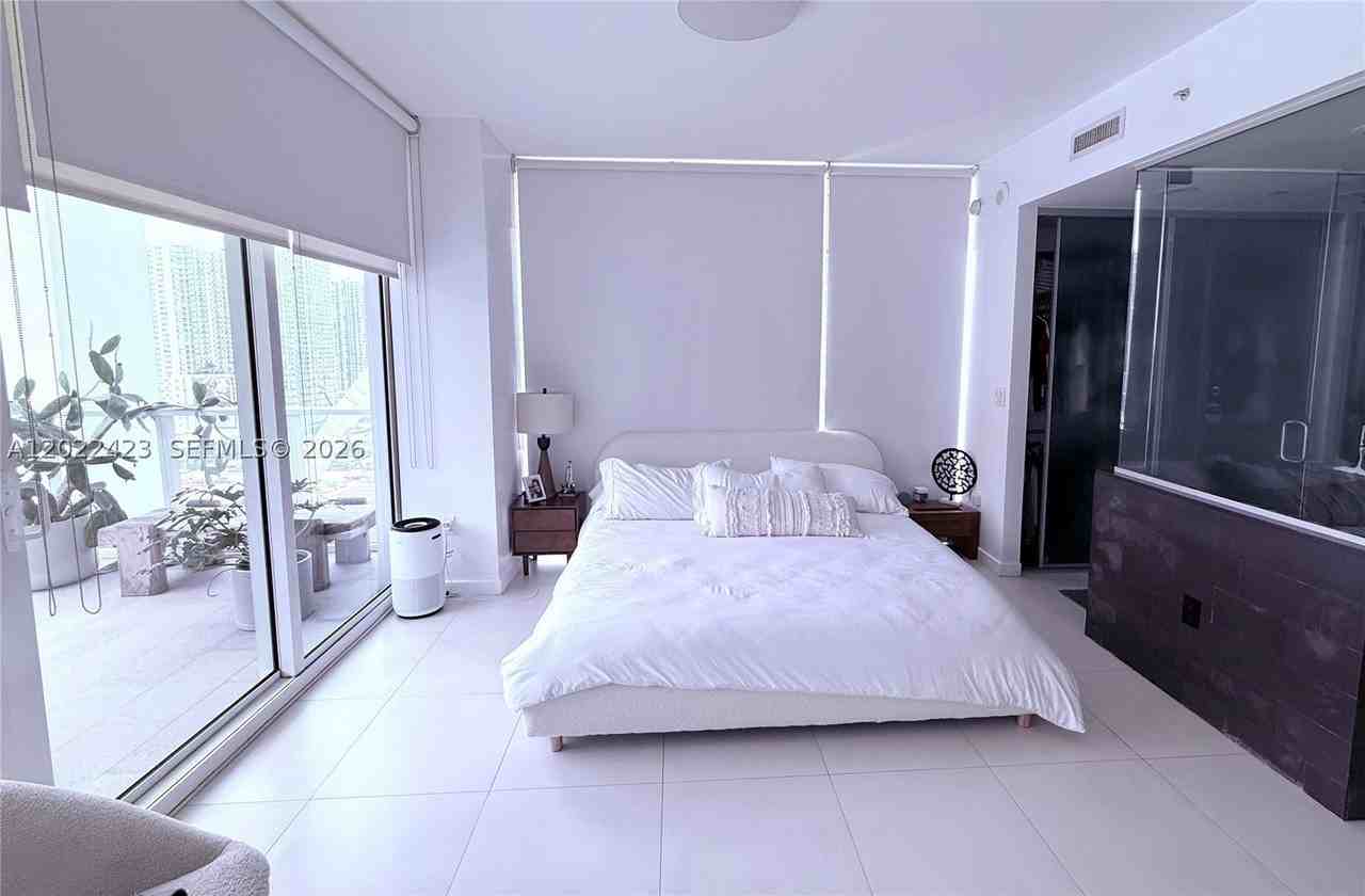 1040 Biscayne Blvd #1606 - Photo 6 of 15