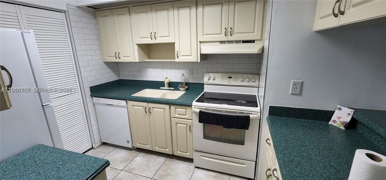 931 Ne 199th St #202-22 - Photo 4 of 21